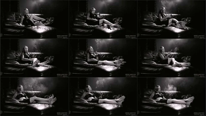 Screenshot 1 aus Smoking Black & White Fetish, Tired Moan with Lady Anastasia