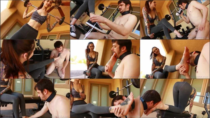 Screenshot 1 aus Foot Worship, Post Workout Task From His Amazon Goddess with Rocky Emerson