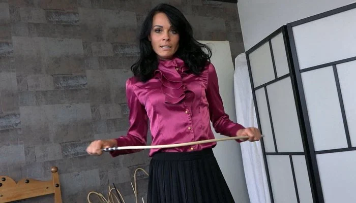 Video abspielen: POV Caning, 30 Strokes with Lady Constance
