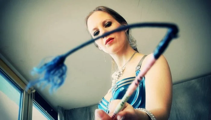 Video abspielen: Fetish Clothing – LatexMistress with Swishy Whips – Lady Fantine