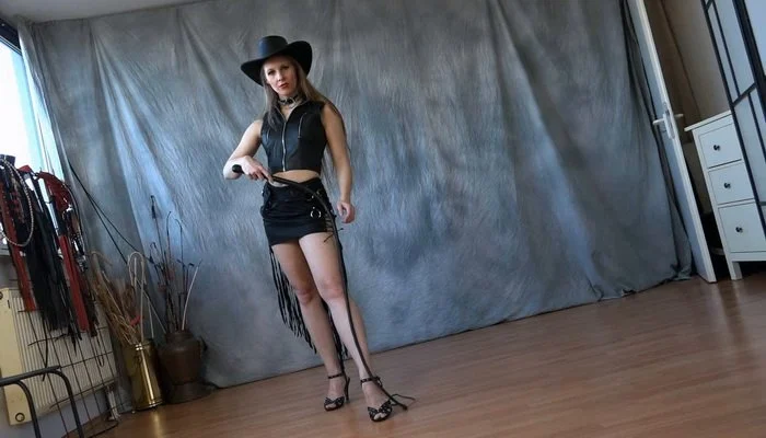 Video abspielen: Femdom POV Whipping, WesternLady Playing with Whips – Lady Fantine