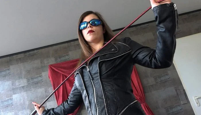 Video abspielen: Leather Fetish, The Cool LeatherBitch with Miss Feather