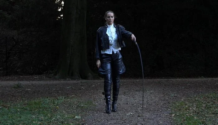Video abspielen: POV Female Domination, Walking and Cracking with Mistress Iveta