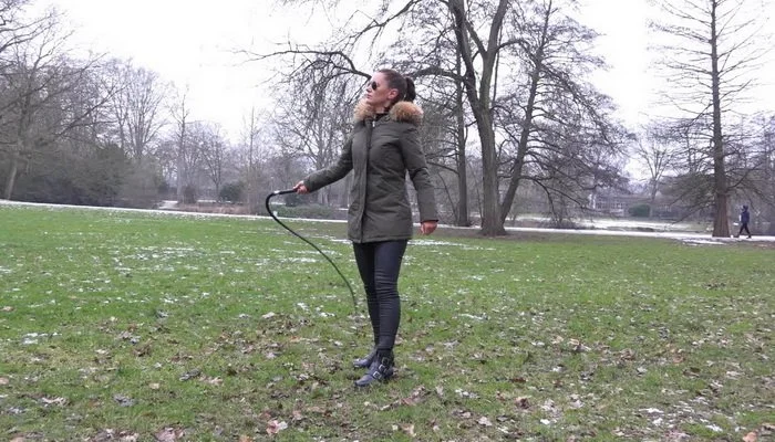 Video abspielen: Femdom POV Whipping, 1st WinterCracking with Miss Lina