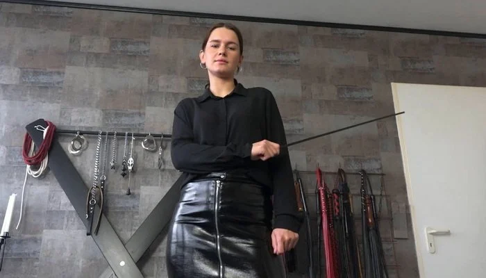 Video abspielen: Femdom POV A Really Vicious Caning with Miss Lina