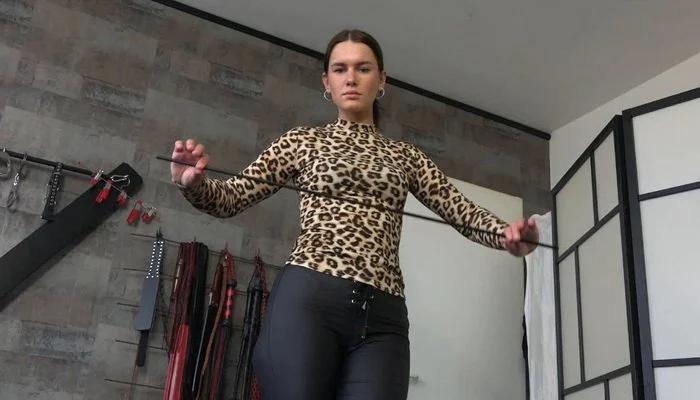 Video abspielen: 7min POV Femdom Video Clip, Leopard Canemistress with German Miss Lina