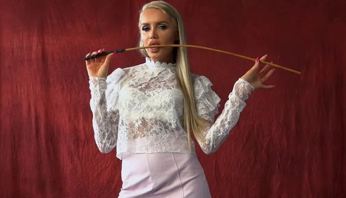 Video abspielen: Sexy Goddess Dom Playing with Canes – Lady Marisa