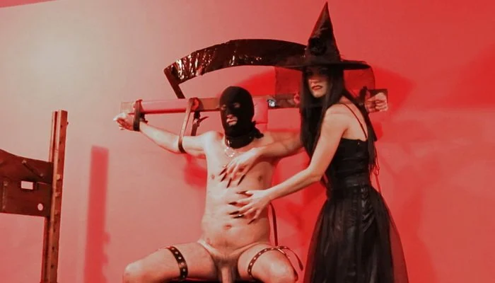 Video abspielen: Finger Nail Fetish, Witch Nails with Mistress Iside