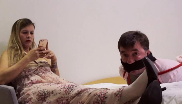 Video abspielen: Bound Gagget & Ignored