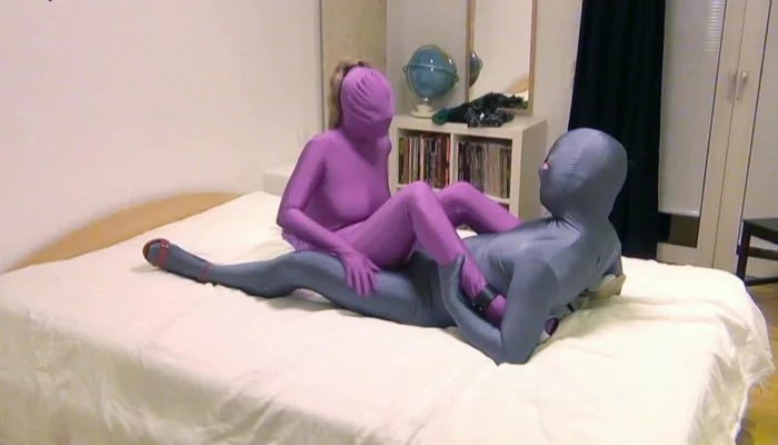 Video abspielen: Femdom Nylon Encasement, Zentai Couple