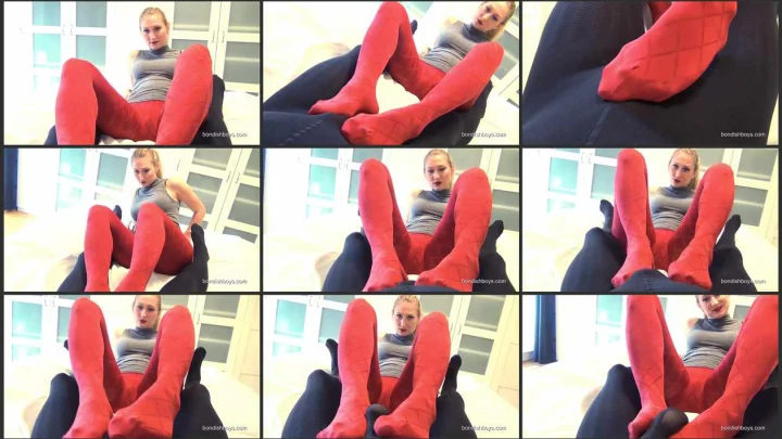 Screenshot 1 aus Red Patterned Pantyhose Footjob with Larissa
