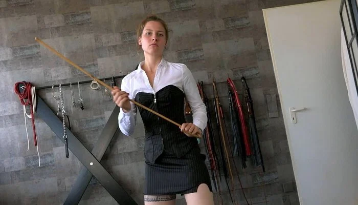 Video abspielen: So Get Yourself Ready, Time For Your Caning with Countess Thalia