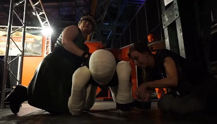 Video abspielen: Fiberglass Casting At Boundcon 2018 with Elise Graves and Mistress Alice