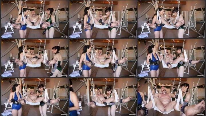 Screenshot 1 aus Clothespin Ball Treatment with Stella Liberty and Andrea Untamed