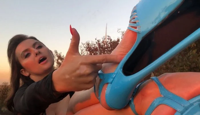 Video abspielen: Extreme Blue High Heels