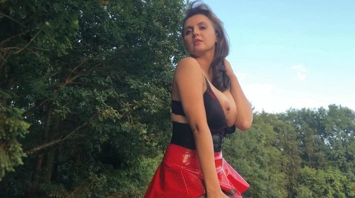 Video abspielen: Red Sandals