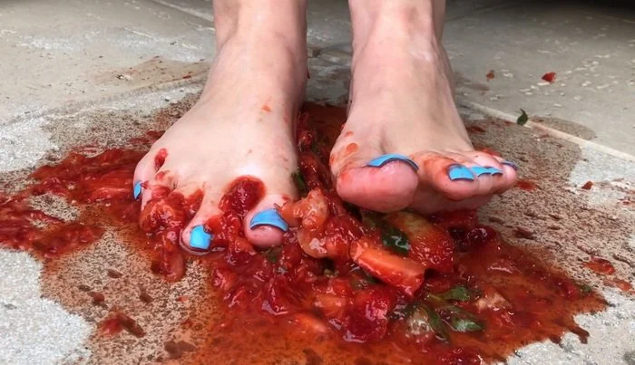 Video abspielen: Feet and Food – Strawberry Crush