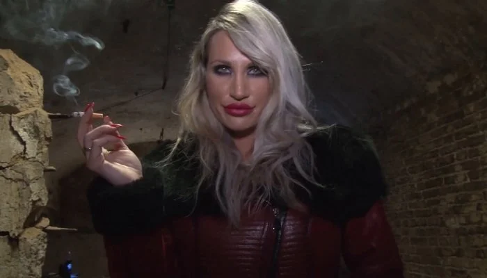 Video abspielen: Fetish, Sensual Smoking Fetish Goddess