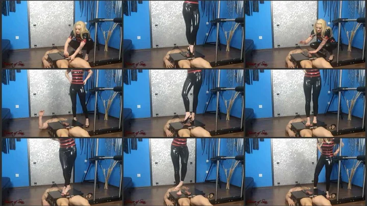 Screenshot 1 aus Amateur Ball Trampling Personal Play with Mistress Lilse Von Hitte