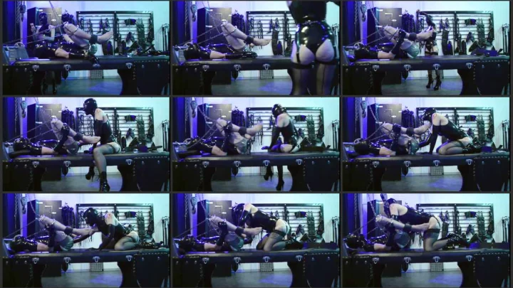 Screenshot 1 aus Elbow-Deep Rubber Anal Fisting with Mistress Troy