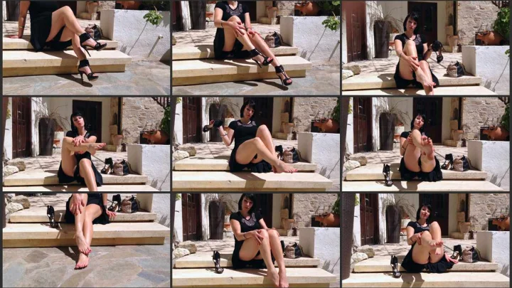 Screenshot 1 aus High Sandals And Naked Feet