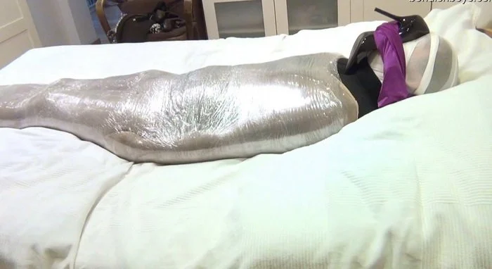 Video abspielen: Pantyhose Boys Get Bound and Mummified