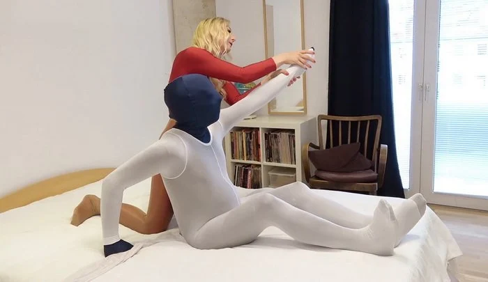 Red Zentai Session with Larissa – part 2
