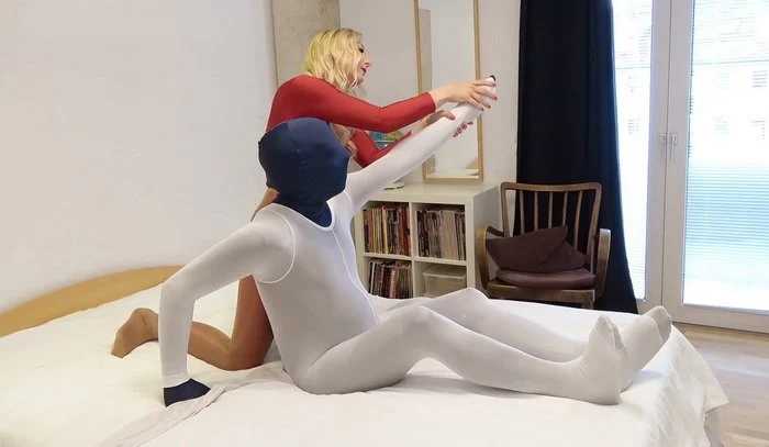 Video abspielen: Red Zentai Session with Larissa – part 2