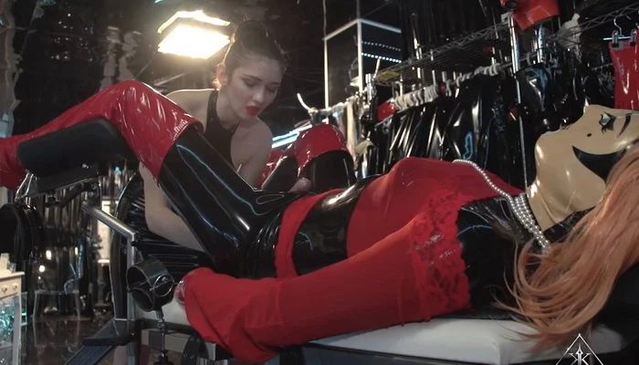 Video abspielen: Rubber Bitch 2