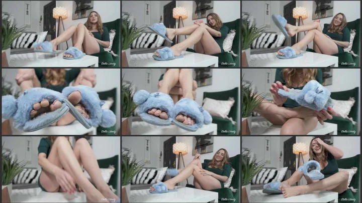 Screenshot 1 aus Fuzzy Blue Smelling Slippers