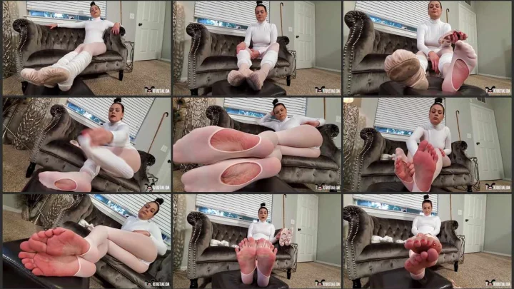Screenshot 1 aus Pampering Princess Ivory’s Tired And Sweaty Ballet Recital Feet POV Worship with Princess Ivory Soles