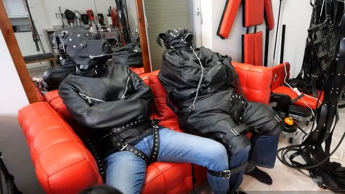 Video abspielen: Two Slaves in doggy-suited and leather straitjackets vibed by Hinako in Pajamas