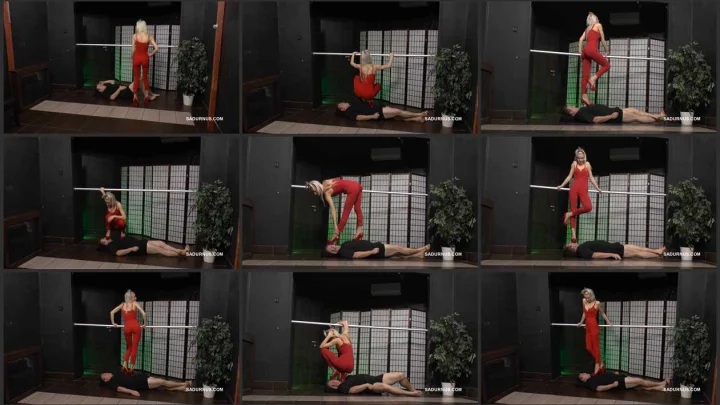 Screenshot 1 aus Ich trete auf meinen Sklaven in roten High Heels.