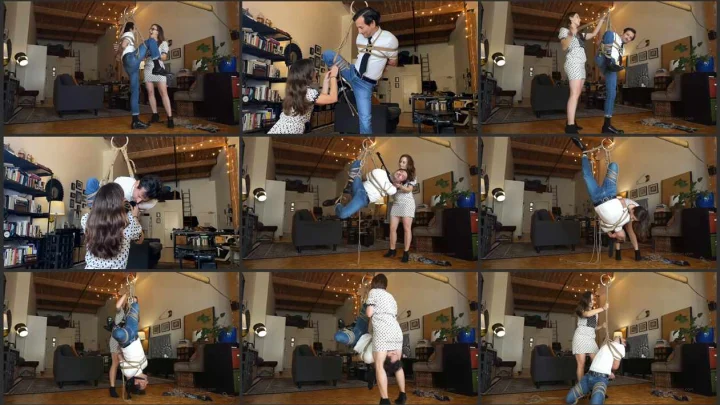 Screenshot 1 aus Kino bietet sich Elise an, damit sie Shibari üben kann.