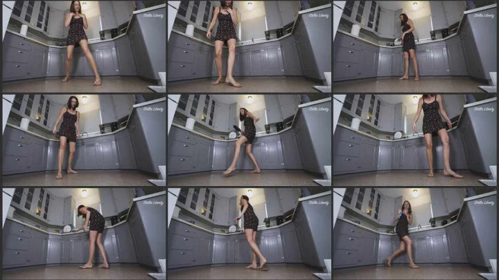 Screenshot 1 aus Custom video – cleaning kitchen in a sexy nude flip flops