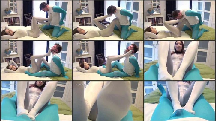 Screenshot 1 aus Sissyboy bekommt einen Fußjob, nachdem er meine Füße verehrt hat.