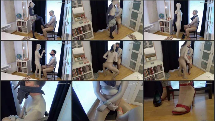 Screenshot 1 aus Zentai-Sissyboy ist an den Stuhl gefesselt und reizt ihren Schwanz.
