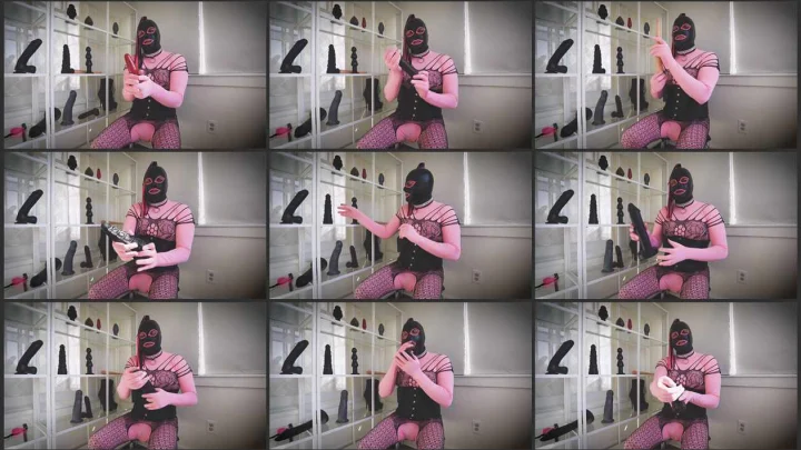 Screenshot 1 aus Rubberdoll Candi zeigt ihre Butt Plugs und Dildo-Sammlung