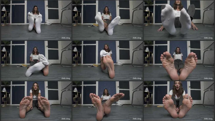 Screenshot 1 aus Enjoy step-mom’s socks and kiss my feet