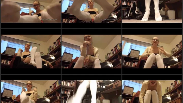 Screenshot 1 aus Meine Riesenform und meine Füße in Socken zerdrücken dich.