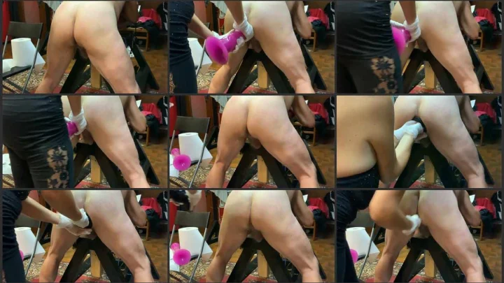 Screenshot 1 aus Guy Prepare For Anal with big strap-ons