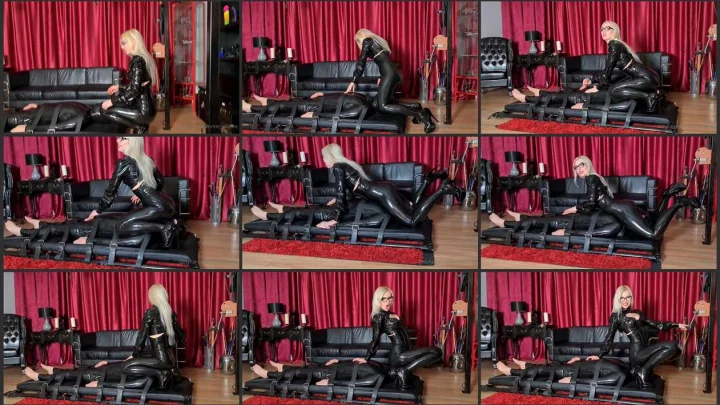 Screenshot 1 aus Mein Latex-Arsch auf dem Latex-Gesicht eines gebundenen Sklaven
