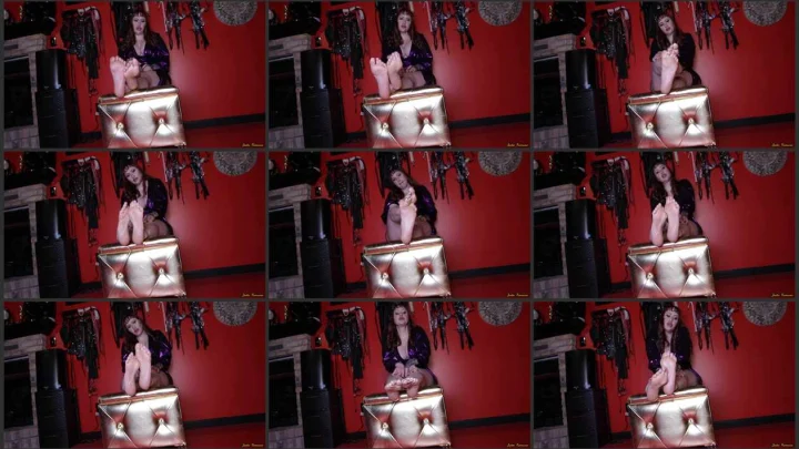 Screenshot 1 aus Julie sucht nach einem neuen Fußanbetungs-Sklaven POV