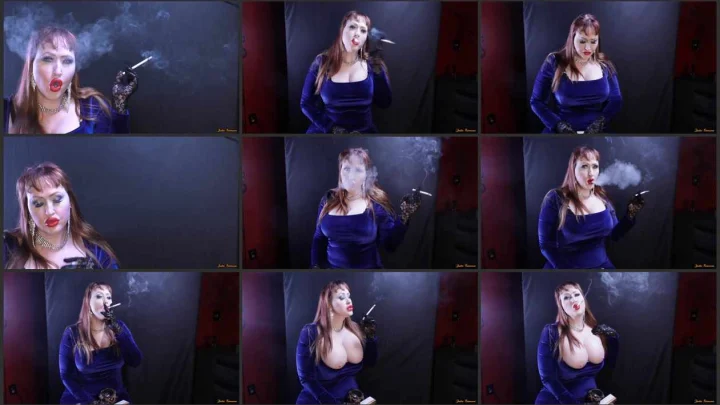 Screenshot 1 aus Rothaarige, oben ohne BBW im Raucherfetisch