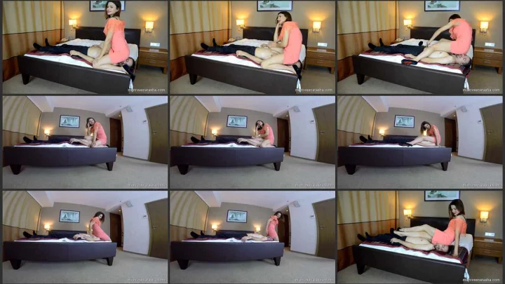Screenshot 1 aus Erika liebt Experimente mit Sitzen auf dem Gesicht