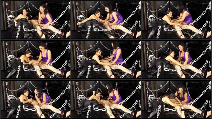 Screenshot 1 aus Den verspotteten cuckold Ehemann-Sklaven auf dem Latexbett mit Roberta und Ezada.