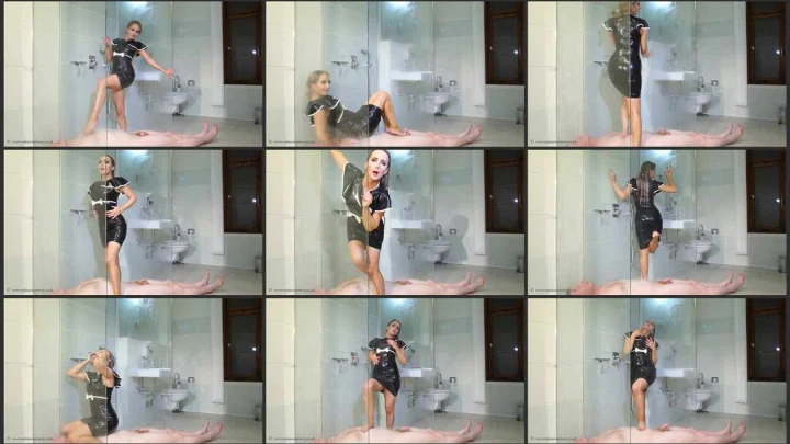 Screenshot 1 aus Duschtrampling von der in Latex gekleideten Mistress Courtney