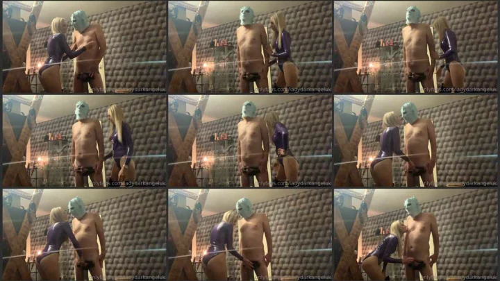 Screenshot 1 aus Lady Dark Angel neckt den Schwanz in der Falle und versohlt dem Sklaven den Hintern.
