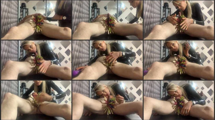 Screenshot 1 aus Der Hodensack in Wäscheklammern kann Spaß machen, Lady Dark Angel