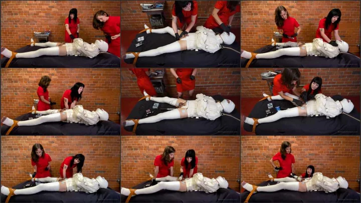 Screenshot 1 aus Die Double Domme Nurse Erfahrung im Krankenhausbett